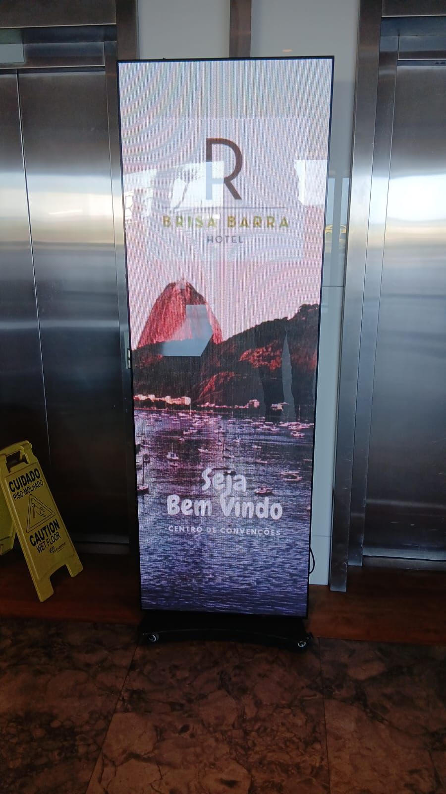 Totem de Led Riale Brisa Barra